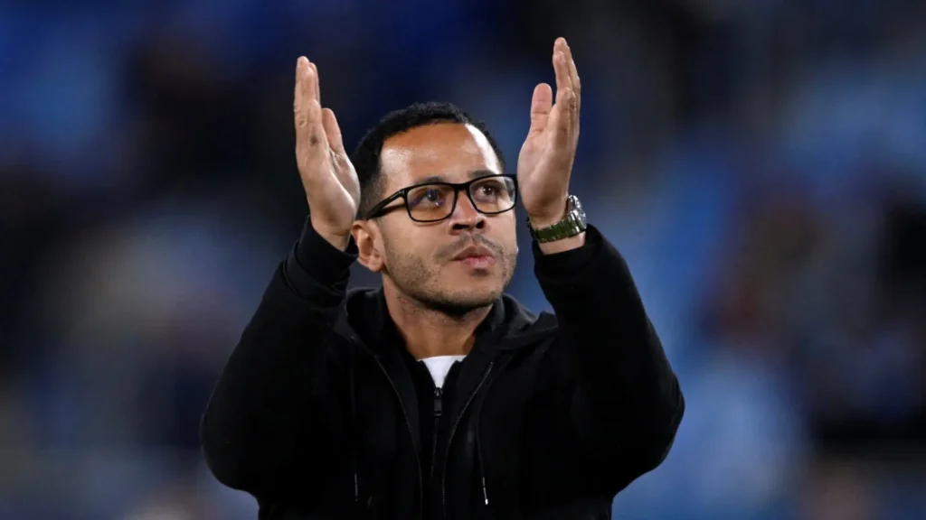 ¿Quién es Liam Rosenior, el nuevo entrenador del Chelsea y discípulo de Wayne Rooney?