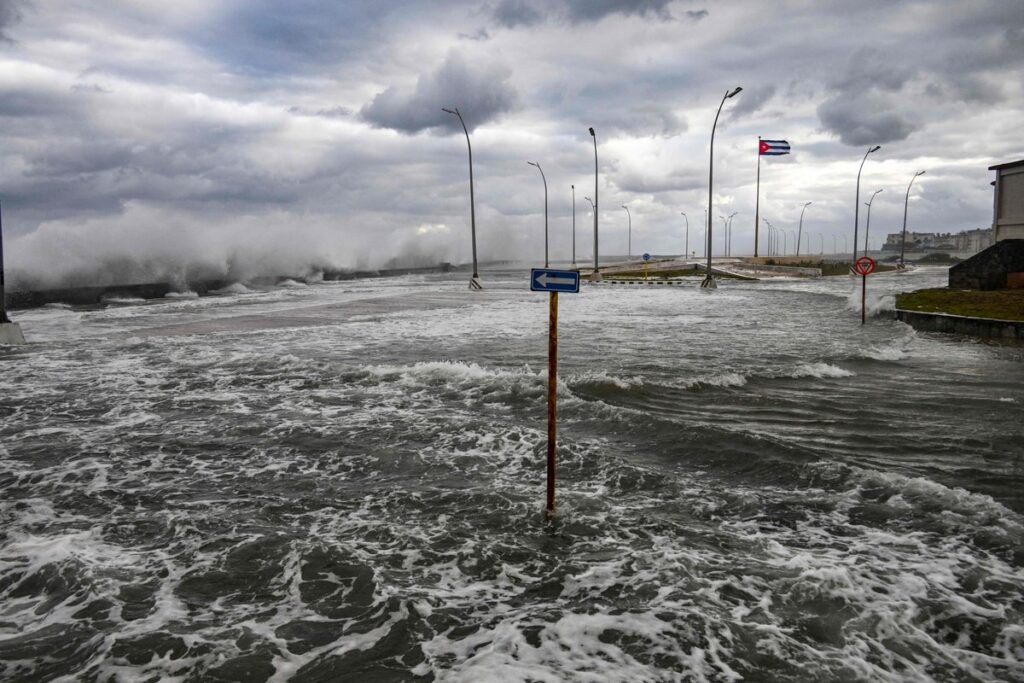 Frente frío causa inundaciones en el Malecón de Cuba