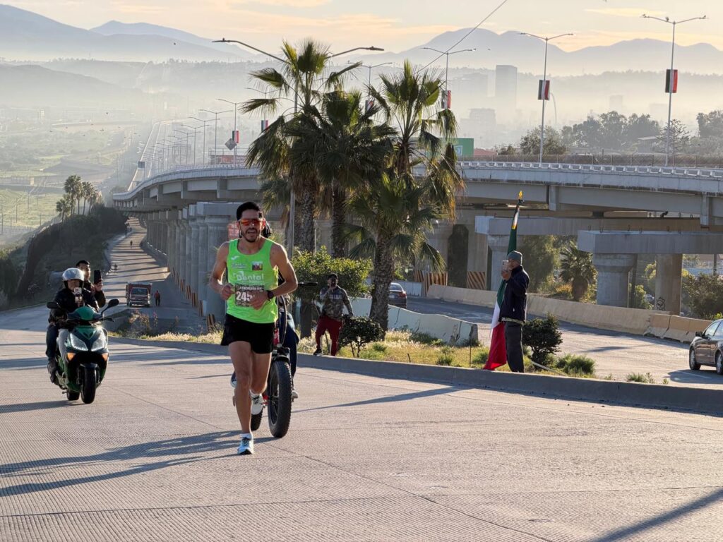 Manuel T. Bojórquez triunfa en La Enchilada 12K superando obstáculos