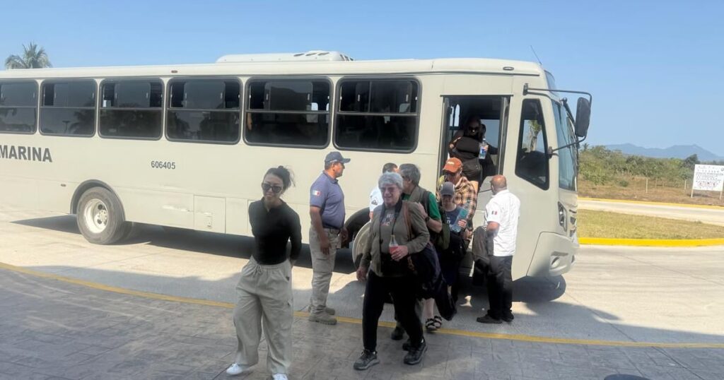 Turistas atacados: Autobús de adultos mayores incendiado por el CJNG