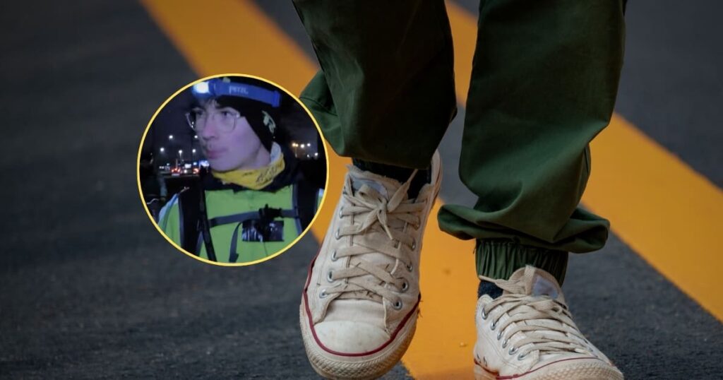 Un joven camina 32 km diarios para conseguir bicicletas para sus compañeros