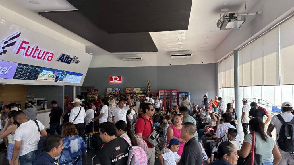 Viajes a la CDMX desde Acapulco suspendidos por bloqueos carreteros