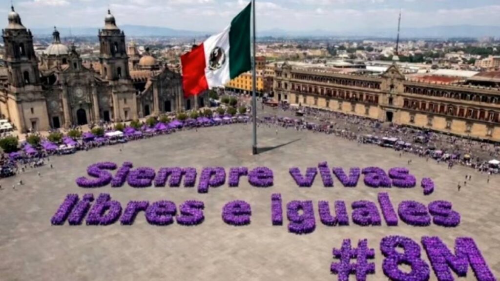 CDMX rinde homenaje al 8M con iluminaciones y actividades en el Zócalo