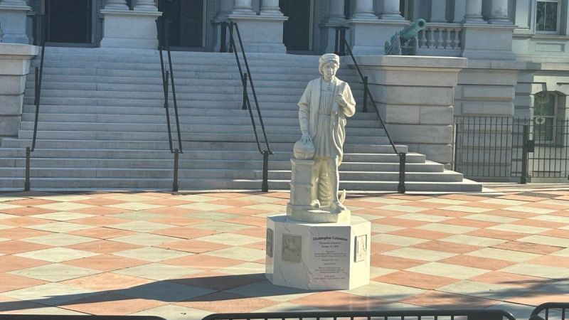 Estatua de Cristóbal Colón se erige en la Casa Blanca