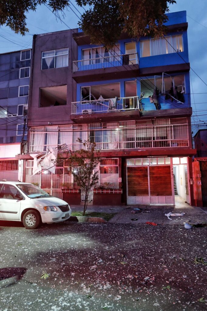 Explosión en departamento de Narvarte deja heridos y grandes daños