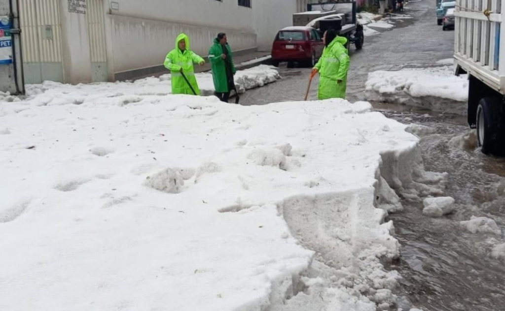 Granizada histórica cubre Ecatepec de hielo y causa derrumbes