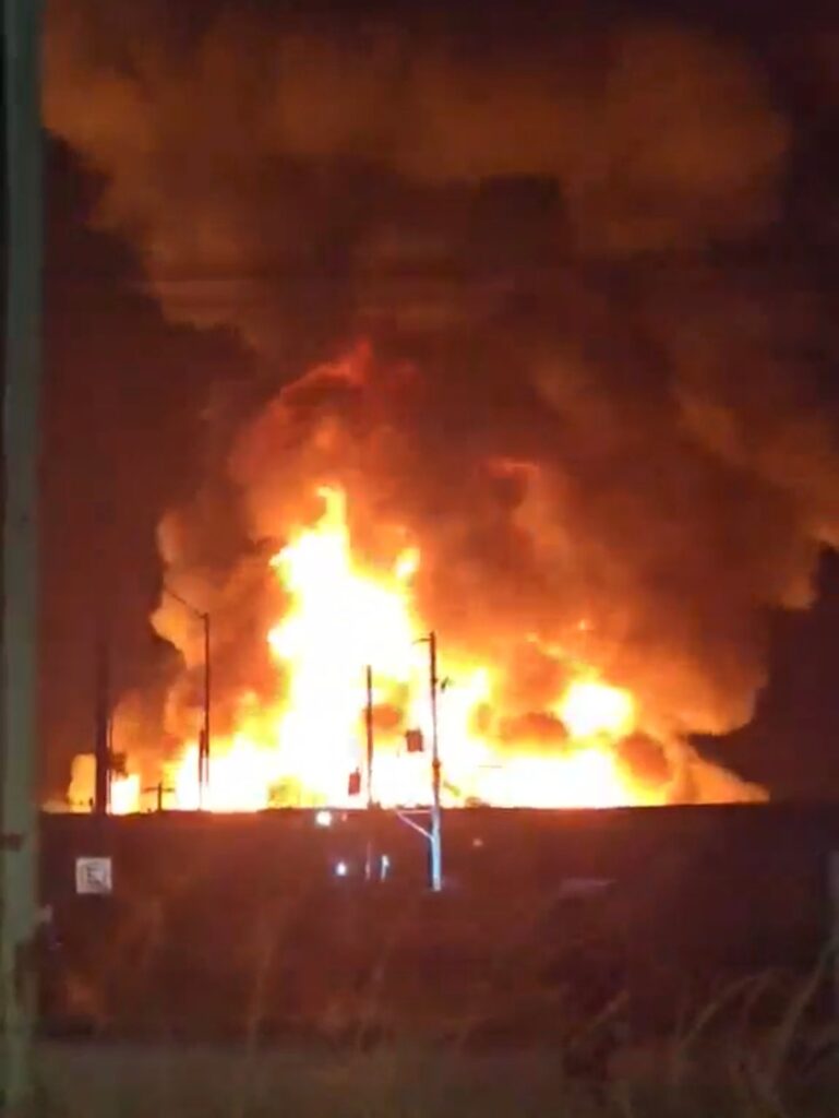 Incendio Cerca de Bodega Aurrerá Pone en Riesgo Gasolinera