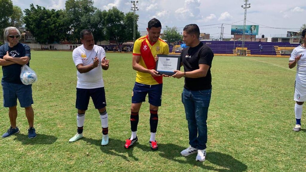 Luis Ángel Landín recibe homenaje y firma autógrafos en Zamora