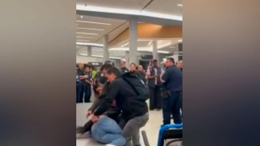 Madre arrestada en aeropuerto mientras su hija la observa
