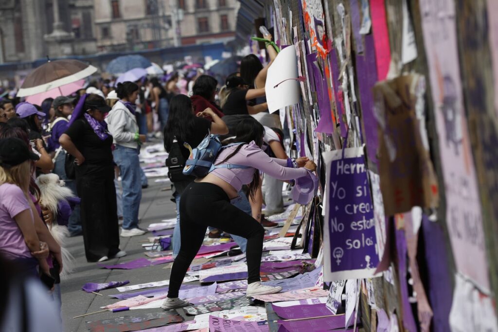 Protesta del 8M rompe barreras en el Ayuntamiento de CDMX; ocho hombres arrestados