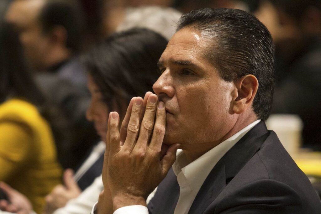 Silvano Aureoles enfrenta orden de arresto por homicidio y tortura