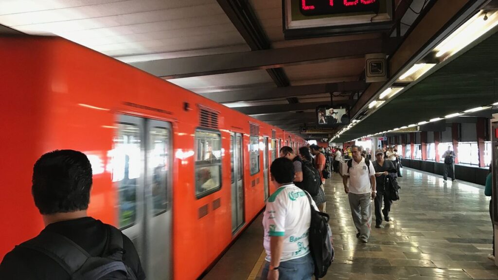 Tragedia en la estación El Rosario de Línea 7: empleado de limpieza pierde la vida de manera inesperada