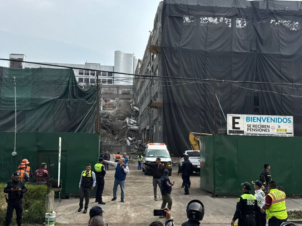 Tres personas siguen atrapadas en edificio colapsado en San Antonio Abad