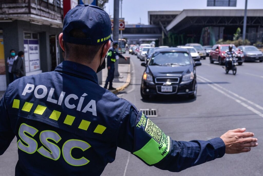 Agentes de tránsito roban $4 millones en un fraude bajo la apariencia de una revisión vehicular