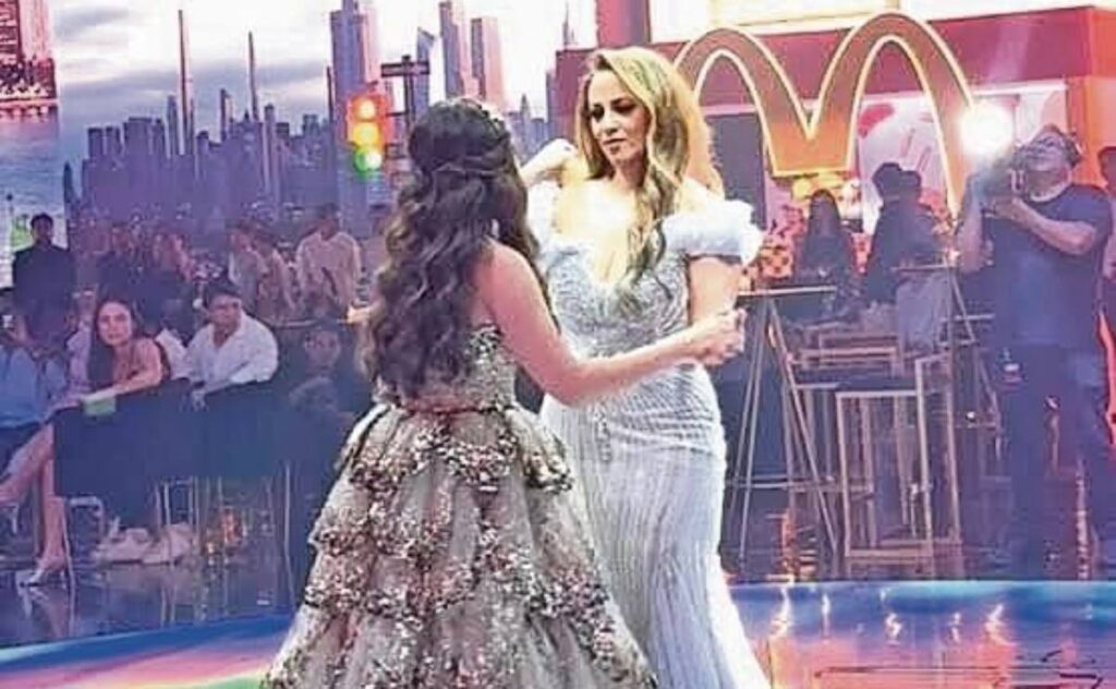 Anfitriona de XV años: La empleada de Pemex que lo paga todo al contado