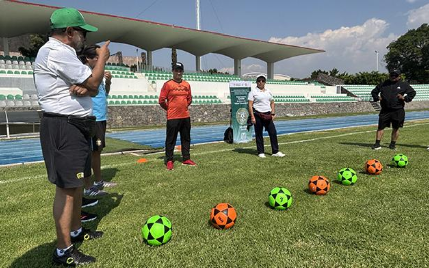 Capacitación de árbitros para fútbol adaptado en el IMSS