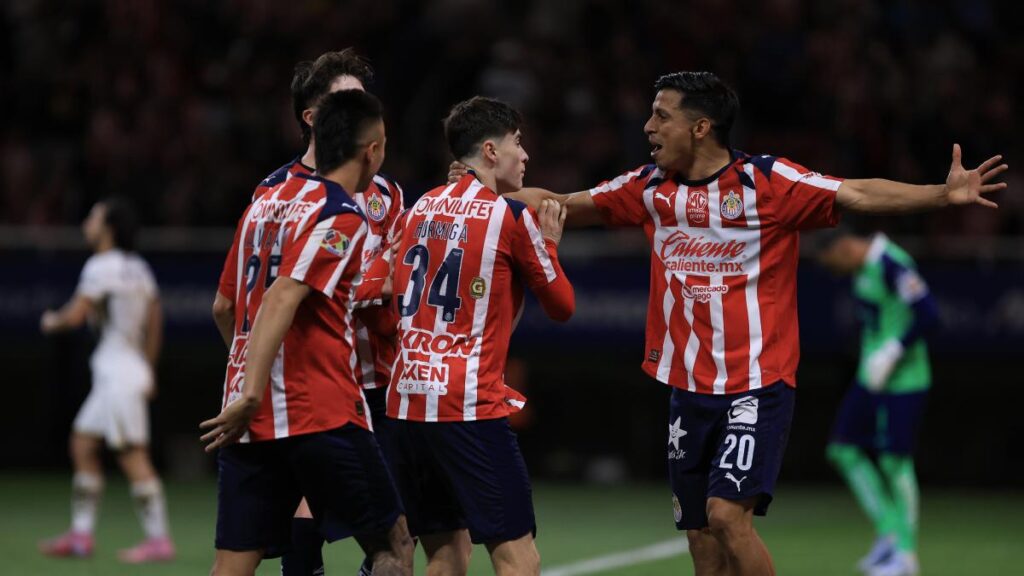 Chivas rescata un empate dramático con gol de la Hormiga González