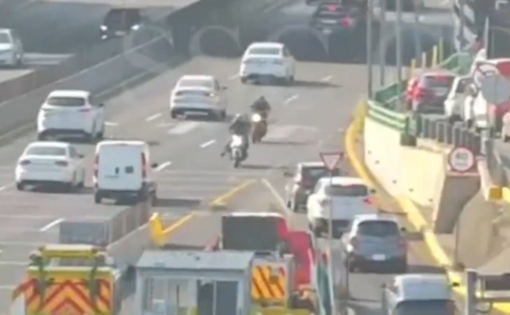 Delincuentes escapan en dirección equivocada y causan choque tras asalto en CDMX