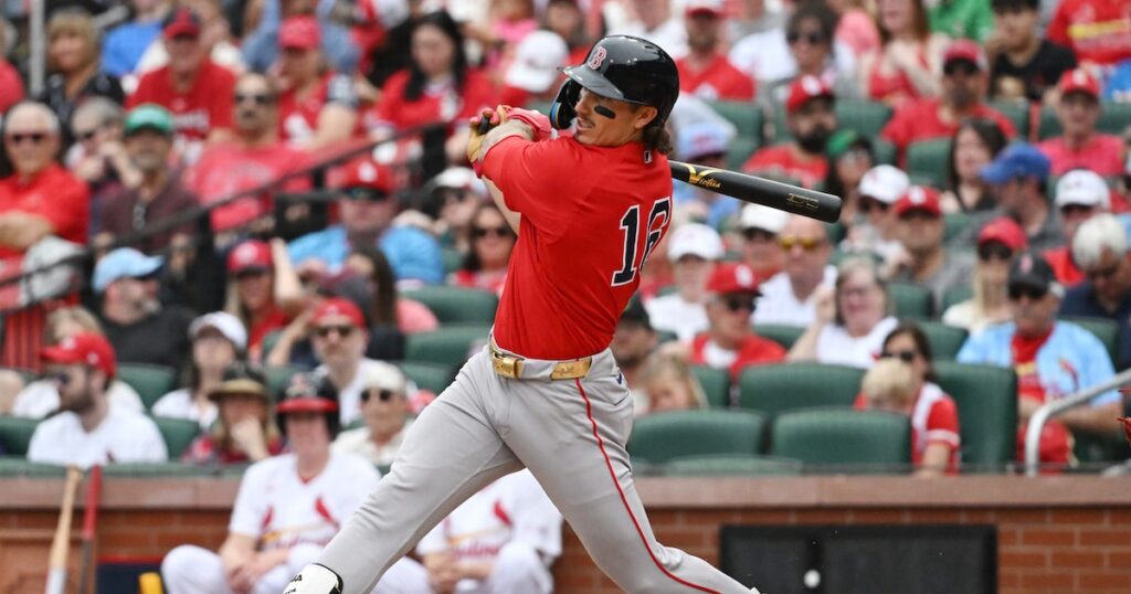 Jarren Durán reacciona a insultos de aficionados durante un partido de los Red Sox