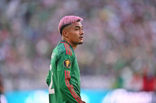 Julián Araujo enfrenta lesión y su participación en el Mundial está en duda