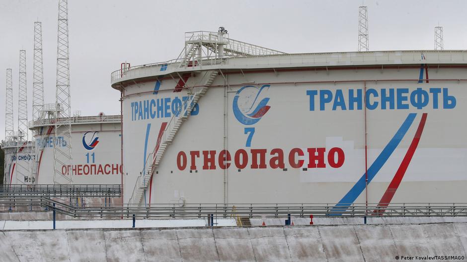 Kiev lanza ataques en Primorsk: refinería y puerto bajo fuego