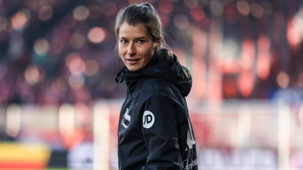 Marie-Louise Eta: La Primera Mujer al Mando de un Equipo Masculino en la Bundesliga