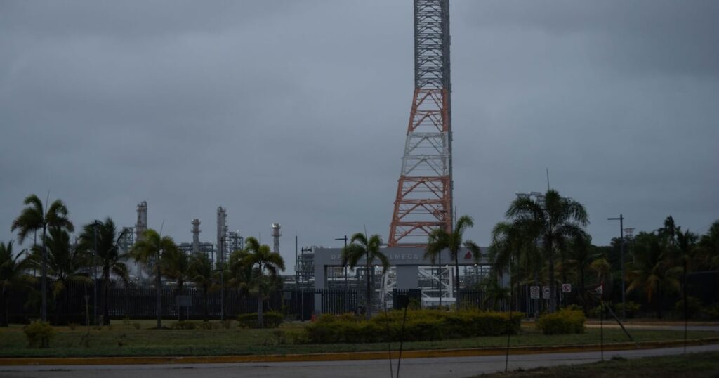 Riesgo por exceso de coque afecta operación de refinerías, impactando a Dos Bocas