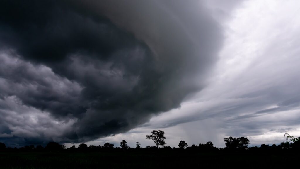 Tormenta Negra Arrasa México con Lluvias y Granizo Inminente