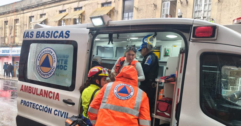 CDMX informa sobre heridos tras caída de barda en el Centro Histórico