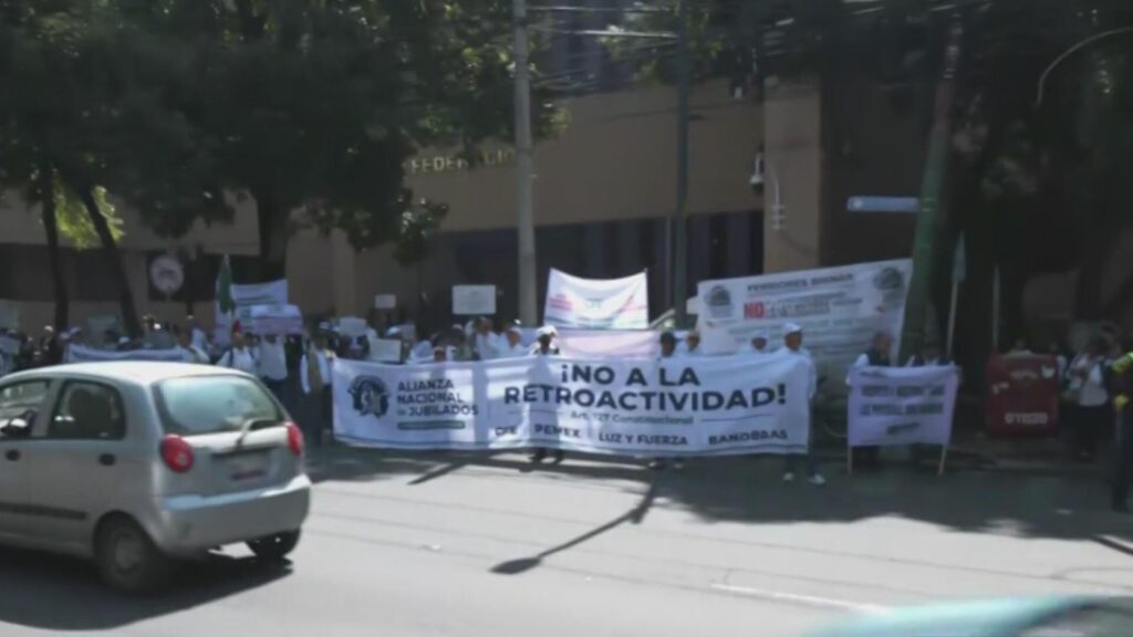 Jubilados de CFE Protestan con Bloqueos en Avenida Revolución, CDMX