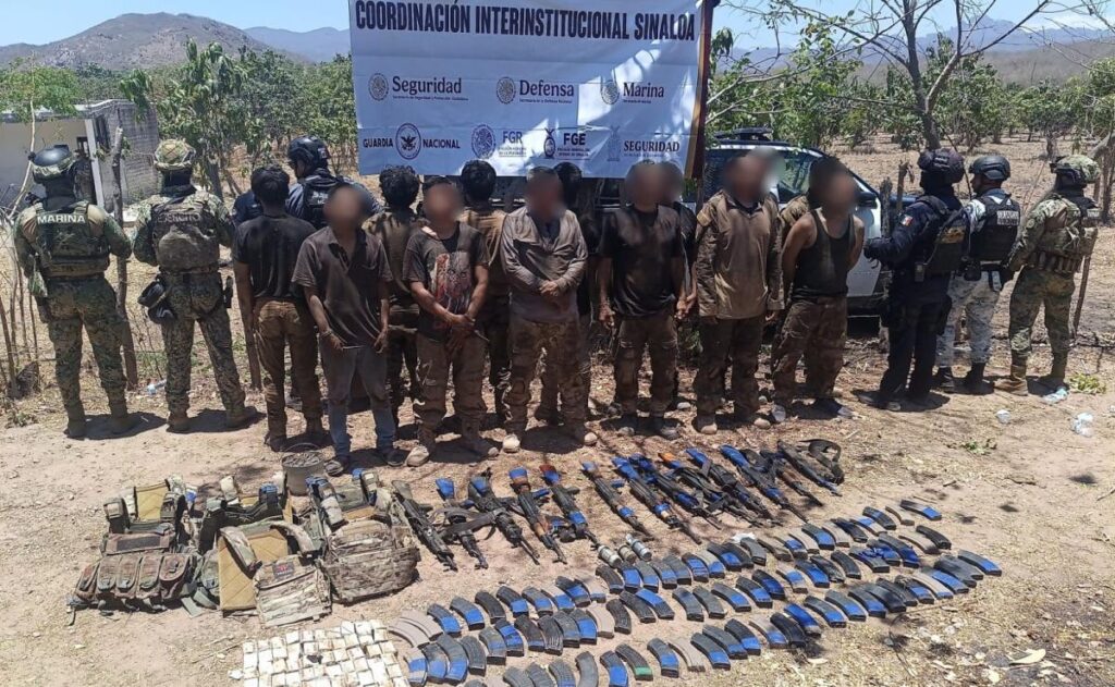 Marina captura a 13 presuntos miembros de “Los Chapitos” en Sinaloa tras enfrentar un ataque