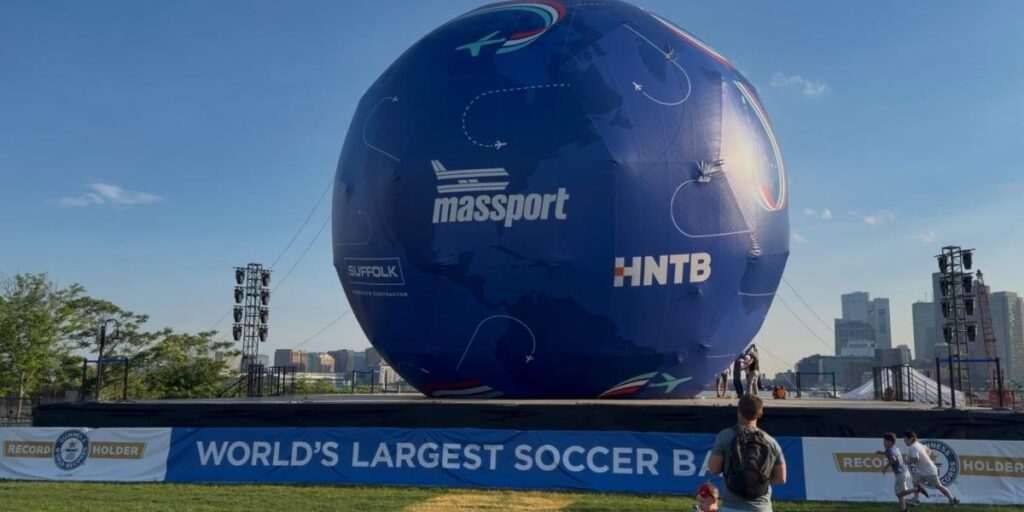 Boston logra un récord mundial con la pelota de fútbol gigante