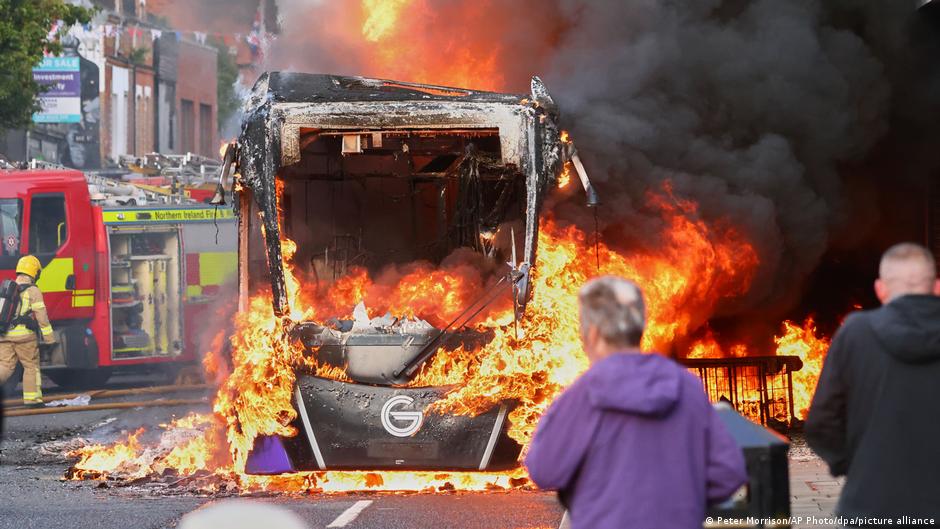 Caos en Belfast tras apuñalamiento y quema de vehículos