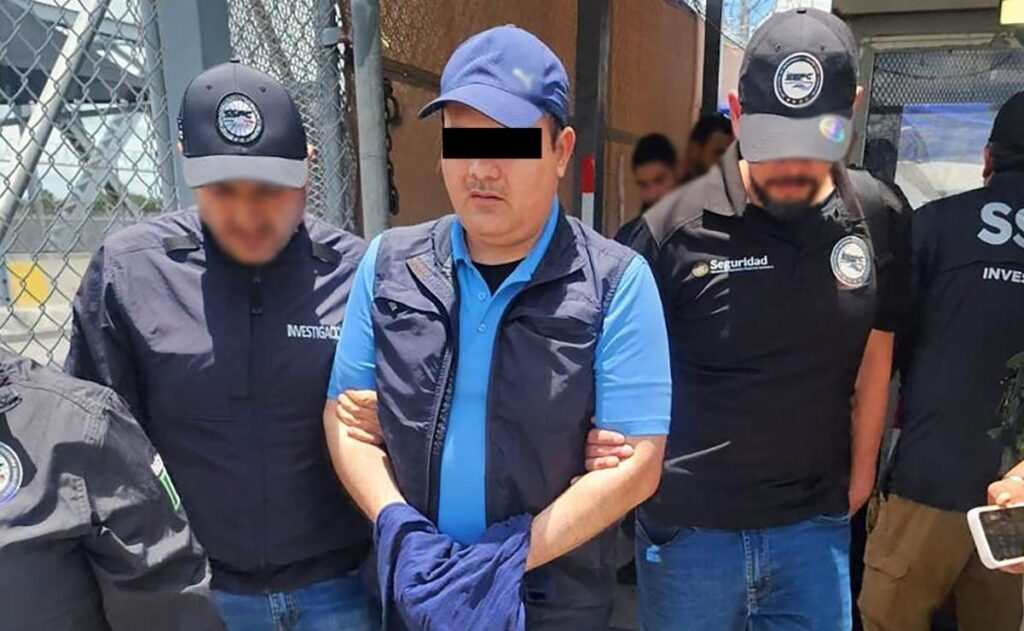 Detienen a Carlos Eugenio Benítez, funcionario aduanal bajo investigación por delincuencia organizada