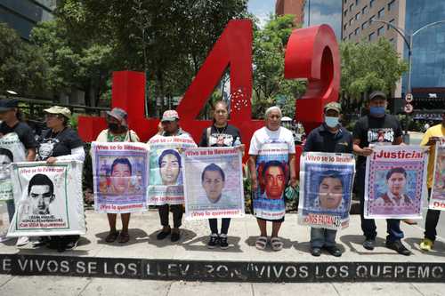 Familiares de los 43 mantienen viva la lucha en CDMX