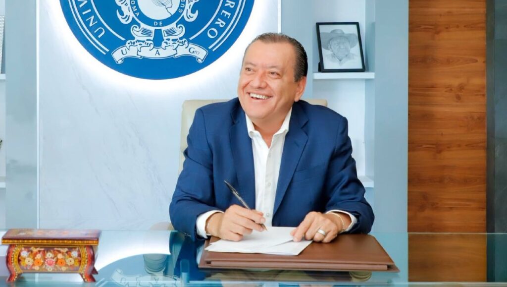 Javier Saldaña pide licencia como rector de la UAGro