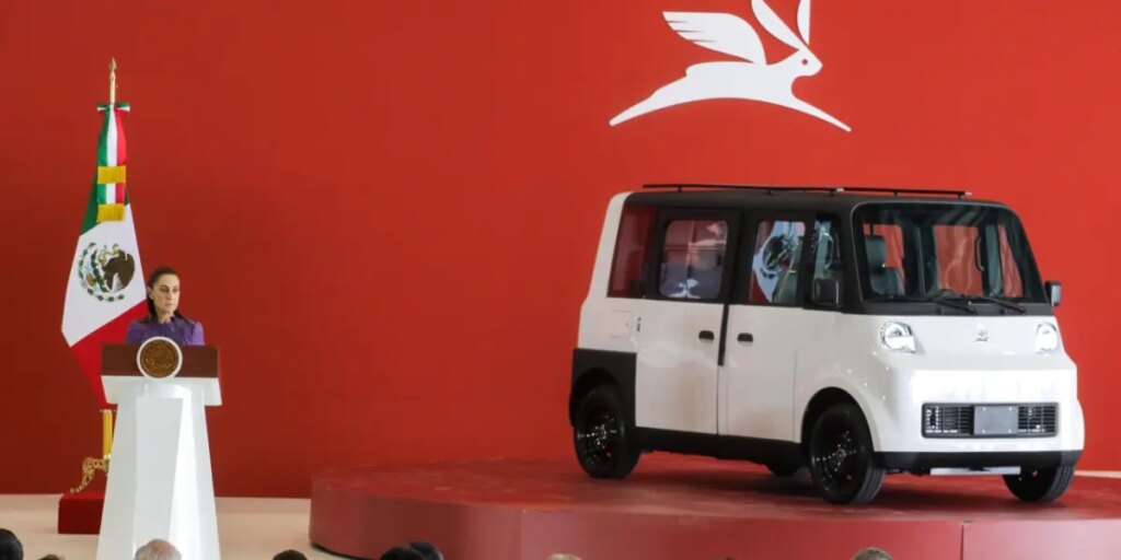 Sheinbaum lanza Olinia, el primer auto eléctrico mexicano