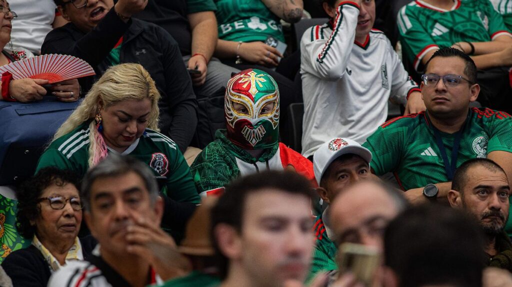 Mundial en CDMX: Fiesta y Trabajo en Dos Realidades