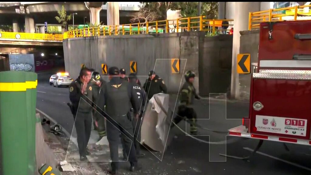 Taxi colisiona con estructuras en el Periférico de CDMX