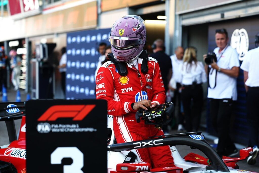 Título: La Dura Realidad de la F1 en Mónaco 2026
Explicación: Este título es atractivo porque plantea un desafío e invita a la curiosidad sobre el futuro de la Fórmula 1. Se sugiere que la situación en Mónaco en 2026 podría ser problemática, lo que atrapa la atención de los aficionados al automovilismo. Además, el uso de “Dura Realidad” sugiere que el contenido abordará las dificultades y limitaciones que enfrentará el deporte, creando expectativa sobre los motivos detrás de esta afirmación.