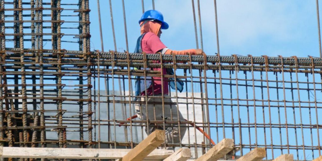 Albañiles en México: Pilar de la vivienda y reto de la informalidad laboral
