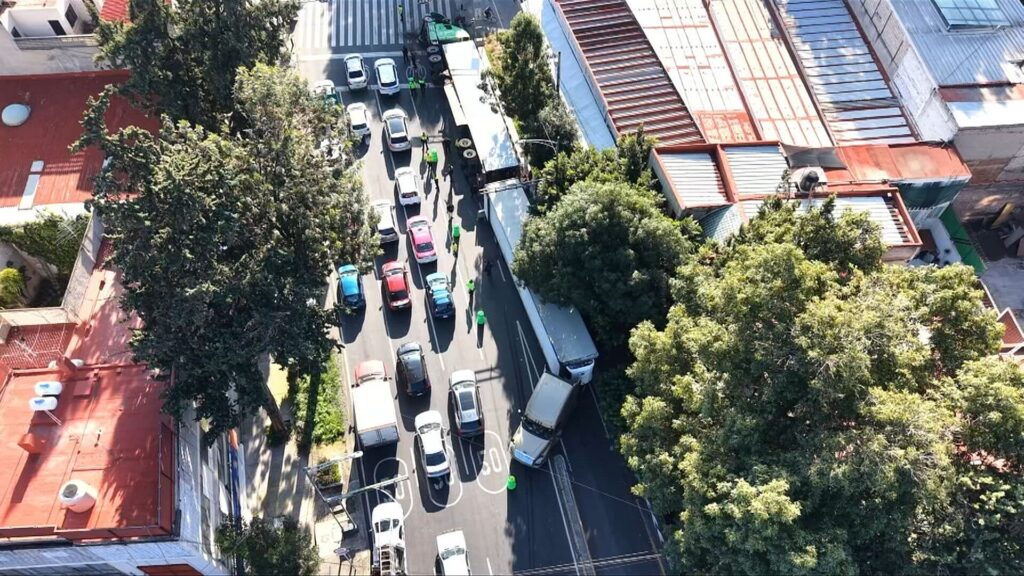 Caos Vial en Eje 6 Sur: Afectaciones Tras Volcadura de Tráiler en CDMX