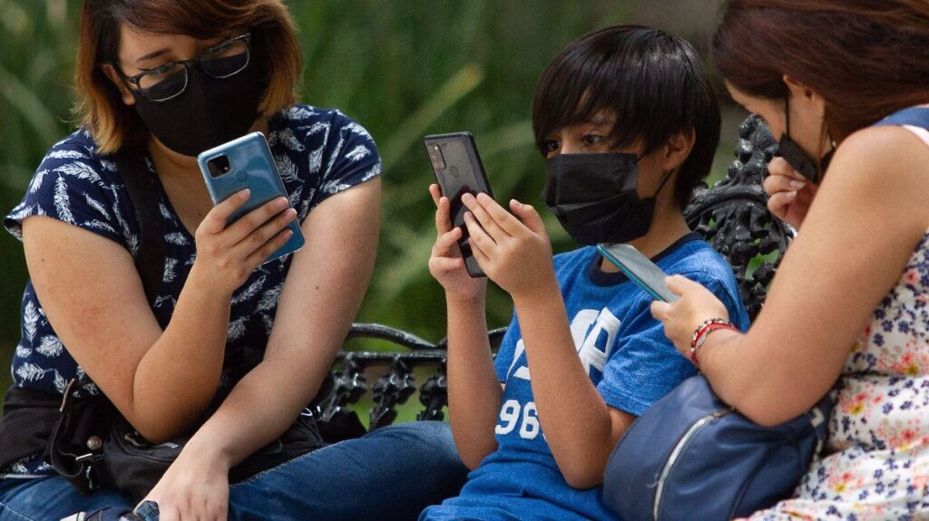Congreso de CDMX impulsará regulación de celulares e inteligencia artificial en escuelas