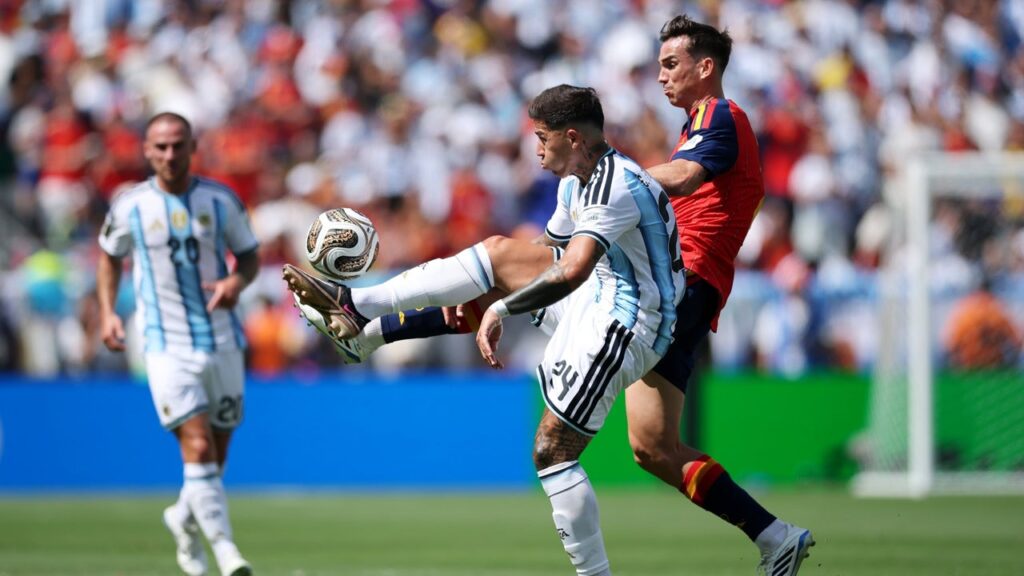 Enzo Fernández se va expulsado y complica a Argentina ante España