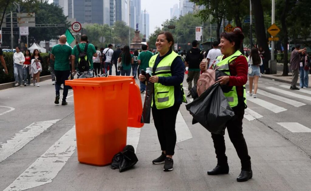 Gobierno de CDMX instala 600 contenedores en Reforma