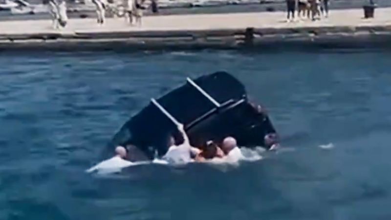 Héroes en el mar: Soldados salvan a un hombre de un auto hundido en Trieste