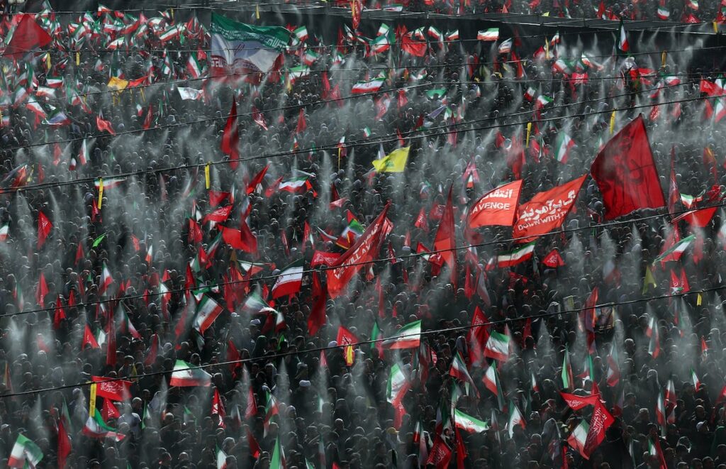 Hijos del ayatolá Jameneí asisten al funeral, pero falta Mojtaba, el nuevo líder supremo de Irán