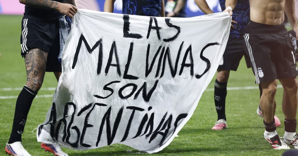 Inglaterra responde a la bandera: Malvinas son nuestras, el Mundial no