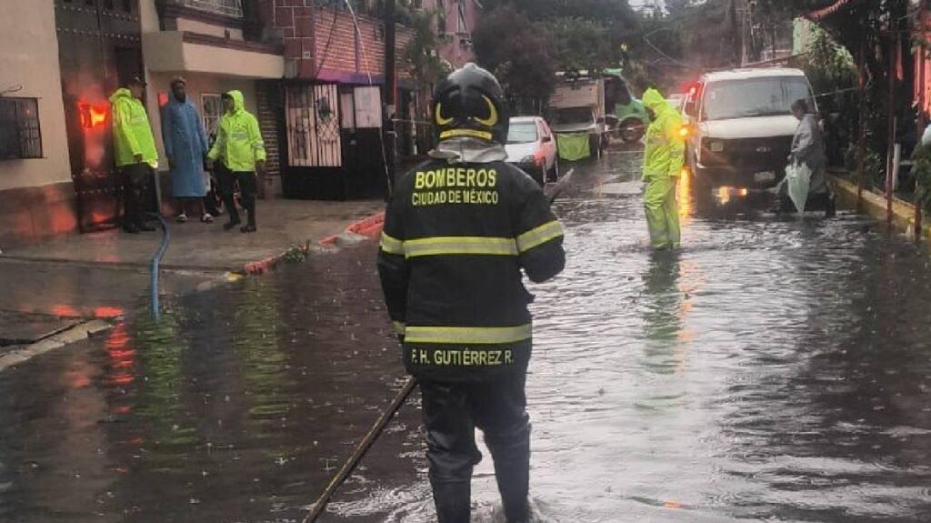 Lluvias desbordan calles en CDMX y activan Alerta Naranja en seis alcaldías