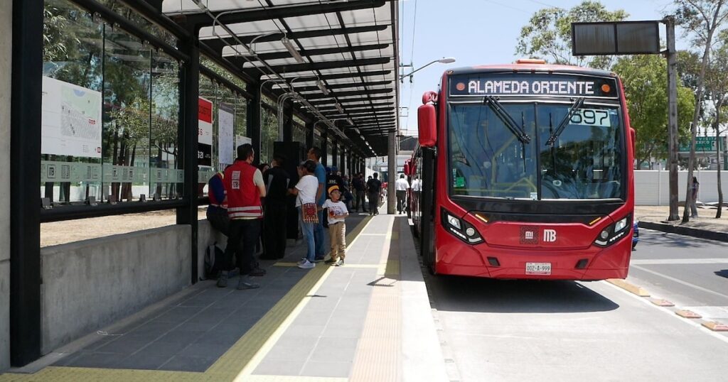 Metrobús: Actualizaciones en Tiempo Real sobre Retrasos y Cierres